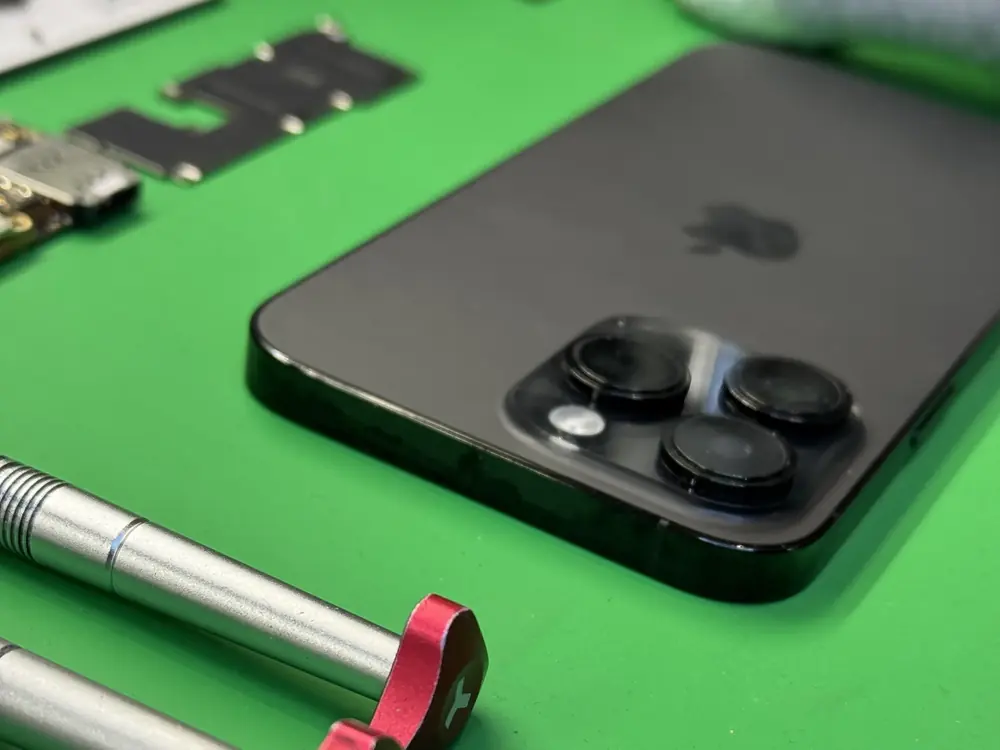 Aparaty iPhone Pro z bliska, wkrętak na macie