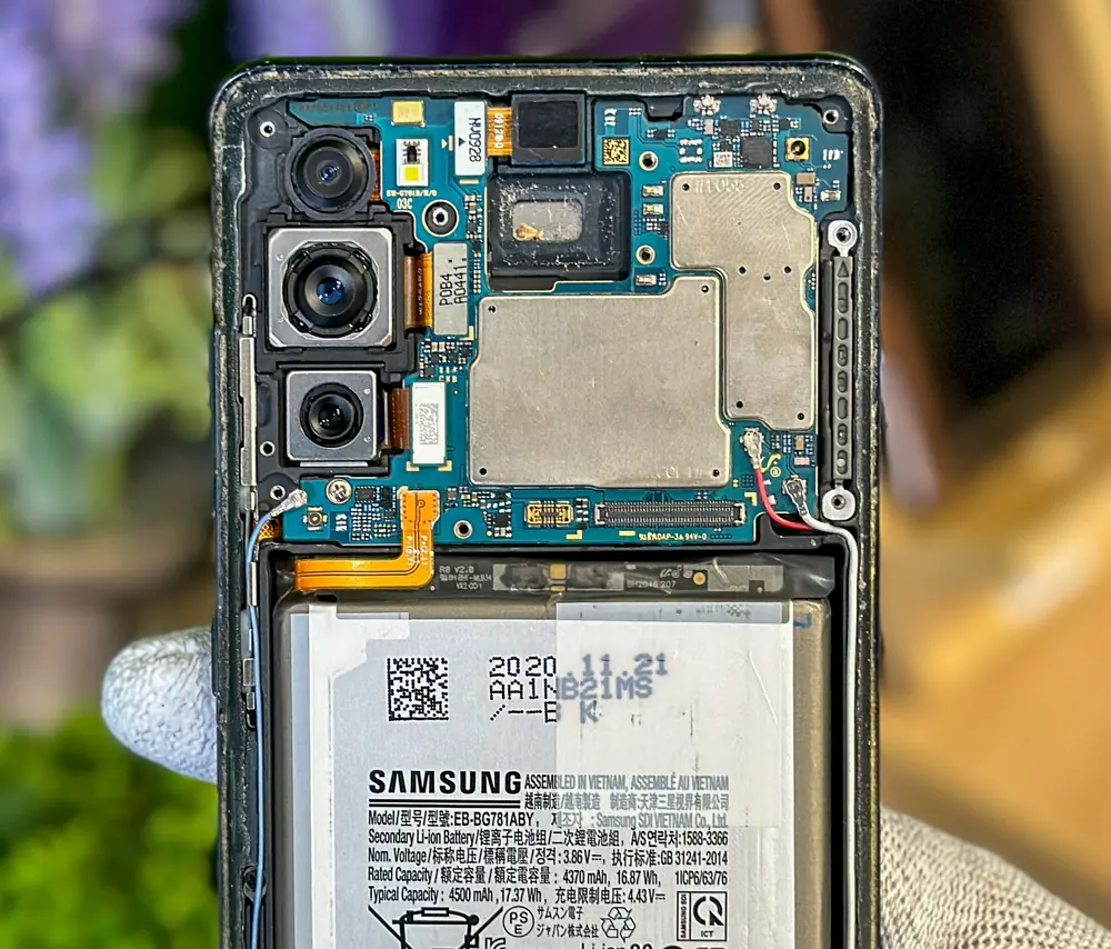 Bateria w otwartym telefonie, zbliżenie