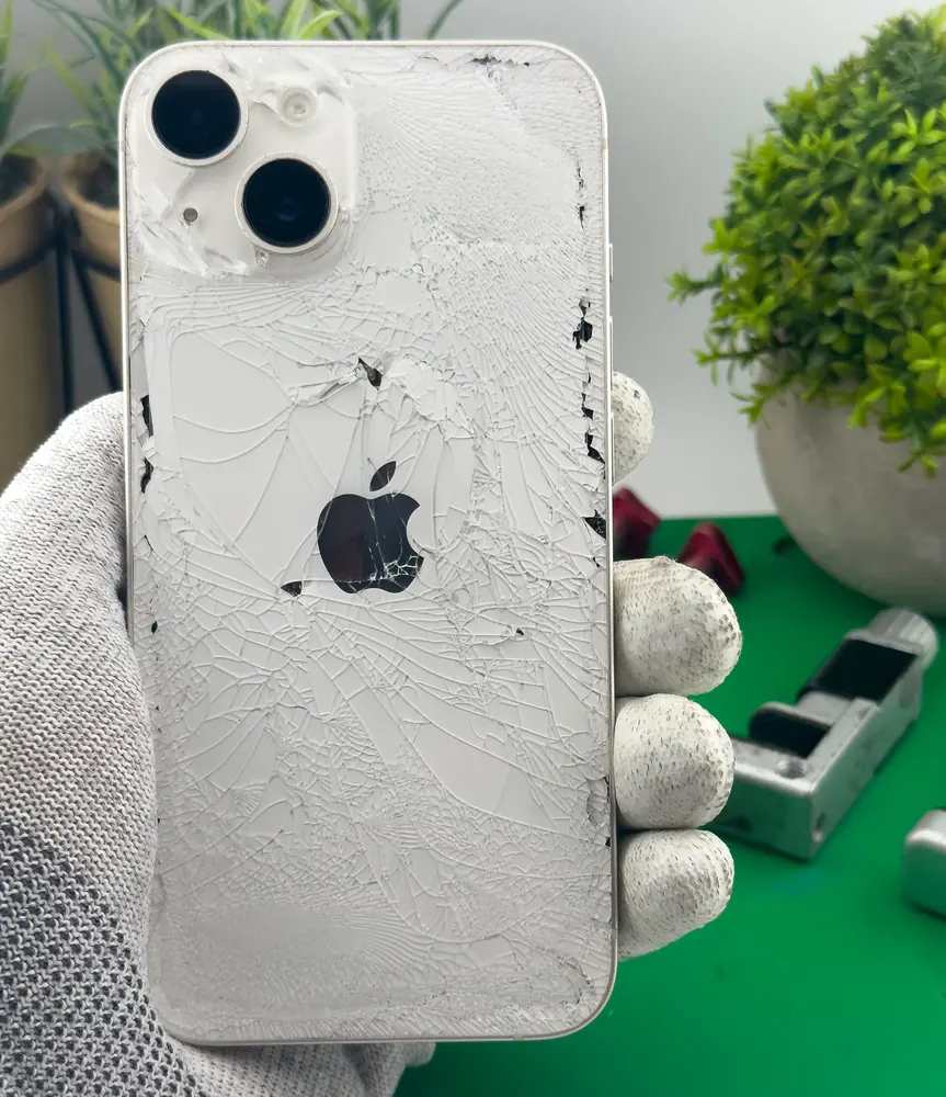Biały iPhone z pękniętą tylną szybą