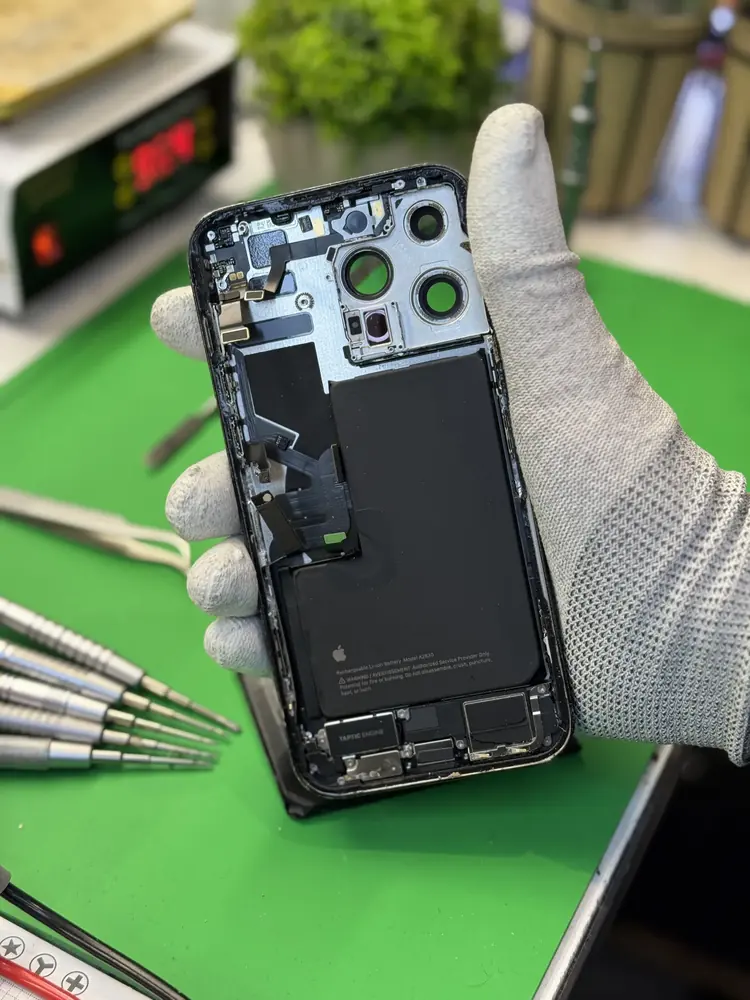 iPhone Pro bez tylnej szyby na stanowisku