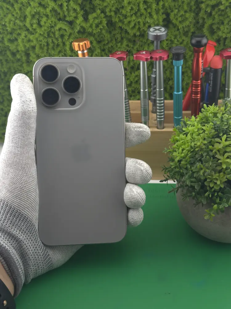 iPhone Pro w dłoni, widok tylnej szyby