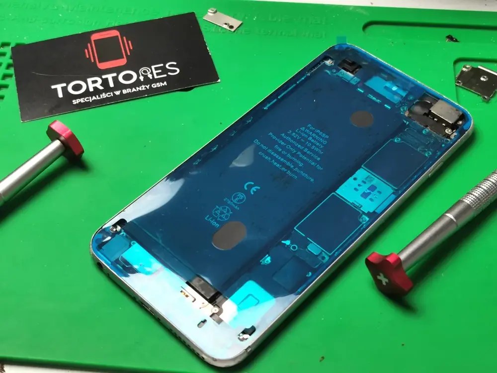 Otwarty iPhone 6s Plus z nową baterią i uszczelką ekranu, wizytówka Tortores