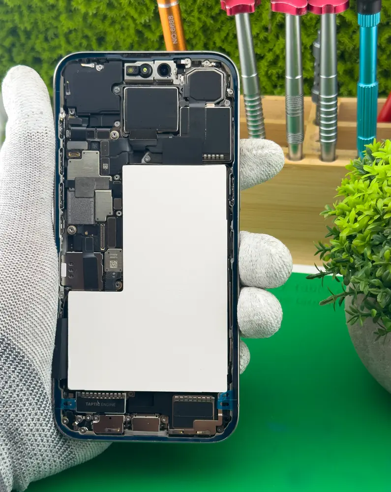 Otwarty iPhone od tyłu, bez baterii
