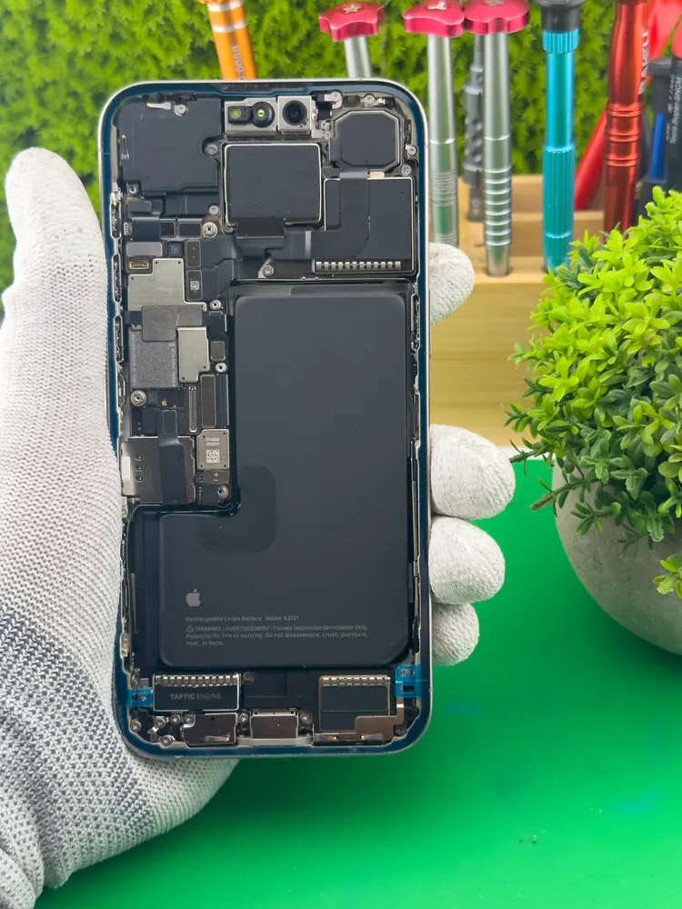 Otwarty iPhone od tyłu, widać baterię