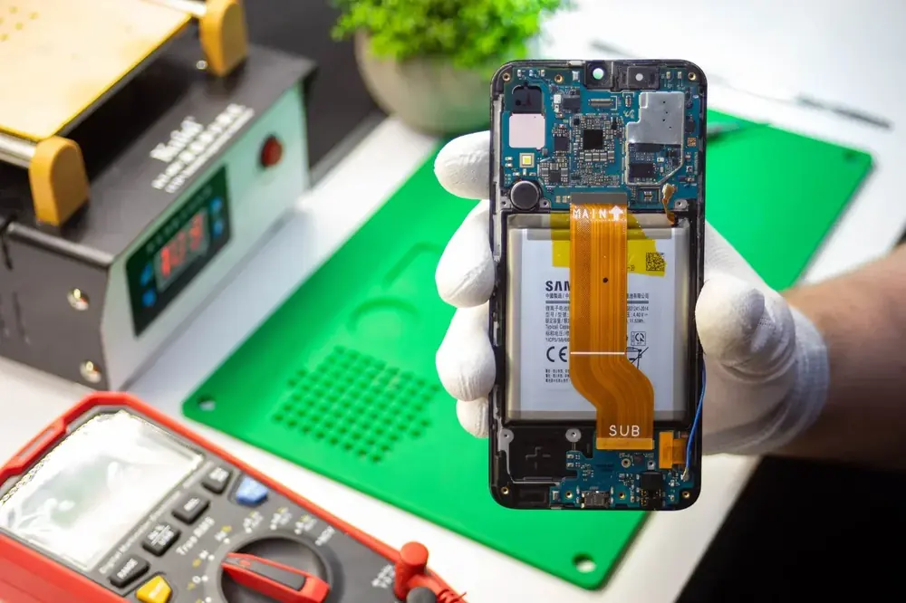 Otwarty telefon przy multimetrze — diagnostyka