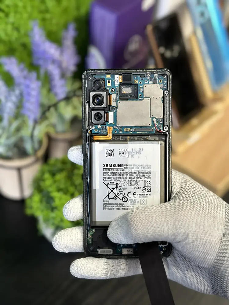 Otwarty telefon — wyjmowanie baterii