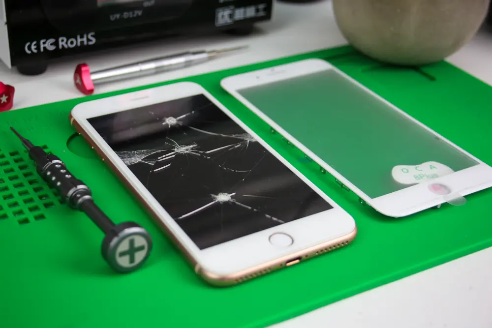 Pęknięty ekran iPhone i nowy wyświetlacz na macie