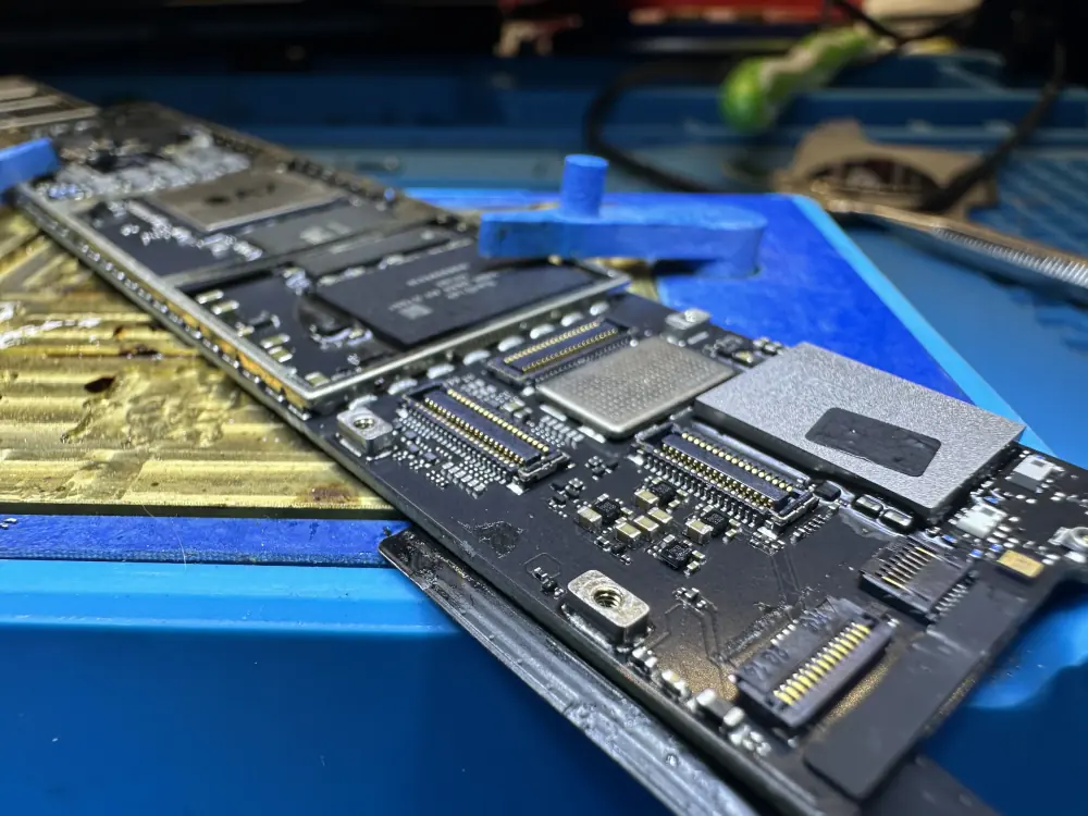 Płyta główna iPhone w uchwycie, zbliżenie