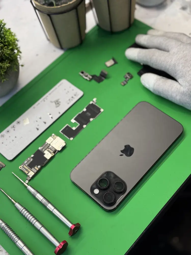 Rozłożony iPhone Pro na macie, widok z góry
