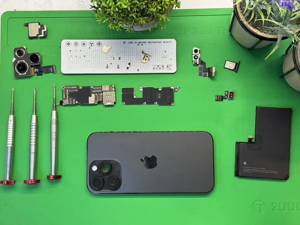 Rozłożony iPhone Pro na macie — widok z góry