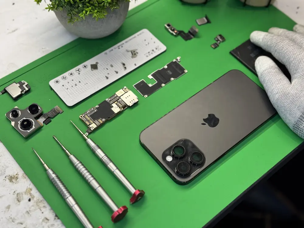 Rozłożony iPhone Pro z wyjętym modułem aparatów