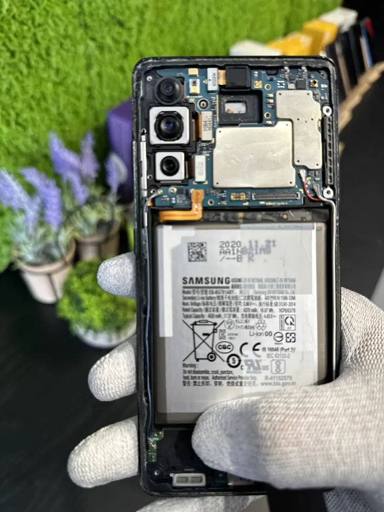 Telefon bez tylnej klapki: bateria i aparaty