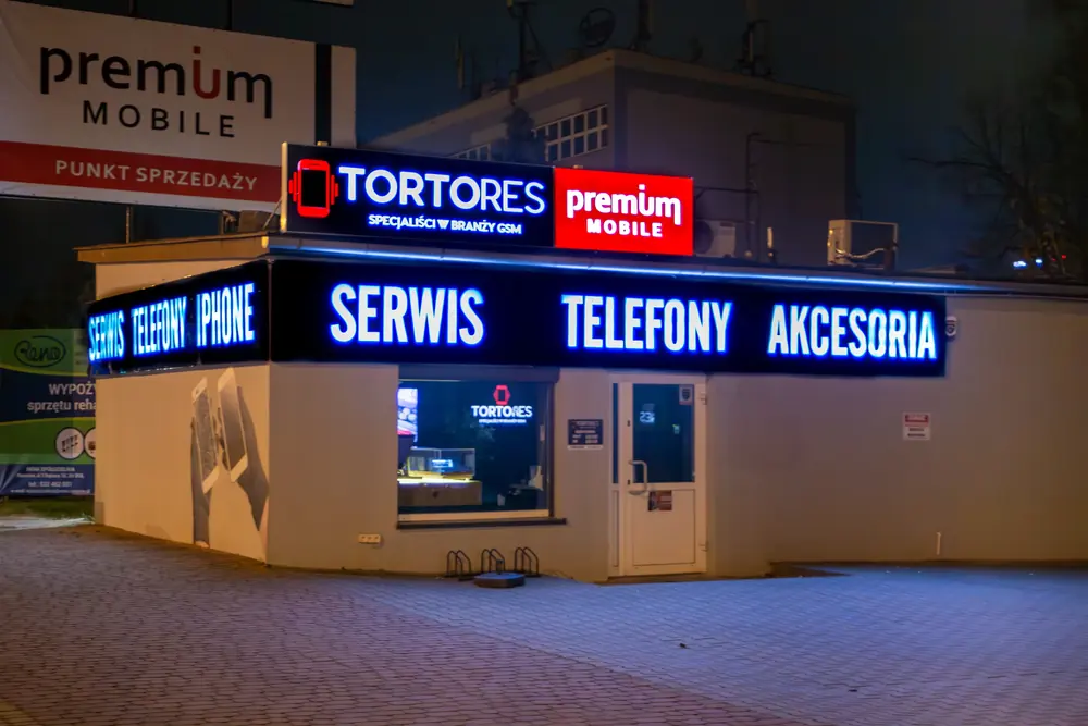 Witryna serwisu nocą: Serwis, Telefony, Akcesoria