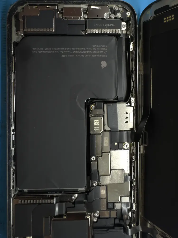Wnętrze iPhone z baterią — wymiana baterii