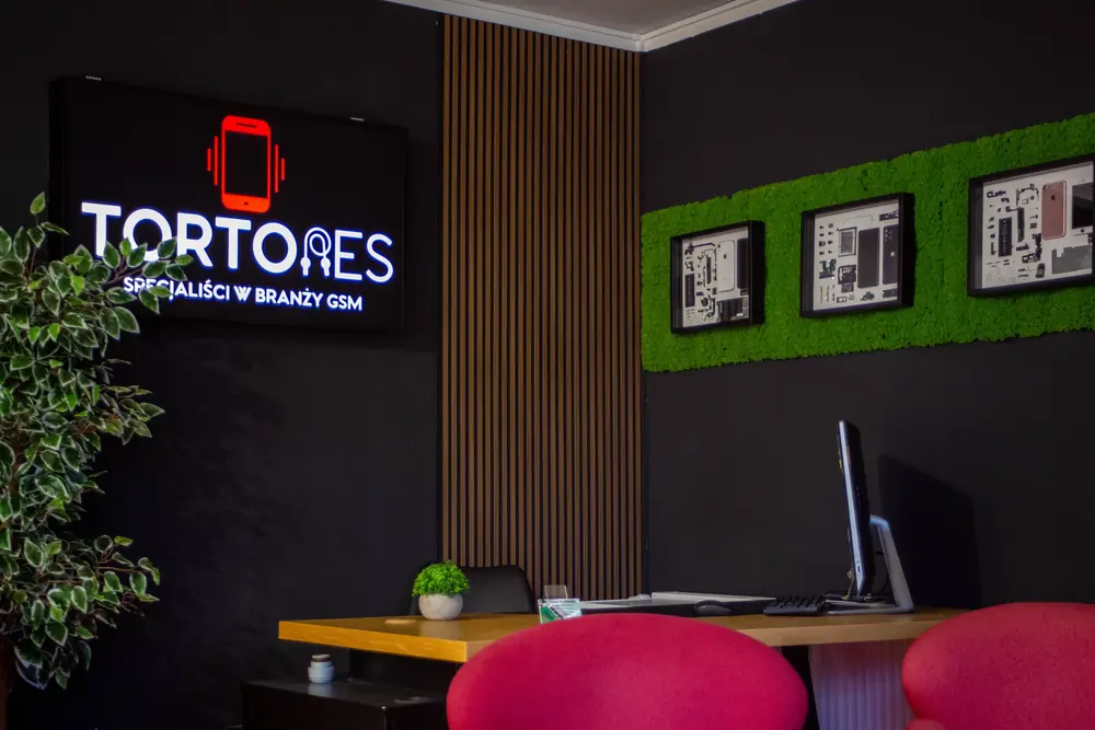Wnętrze serwisu: logo Tortores i stanowisko obsługi